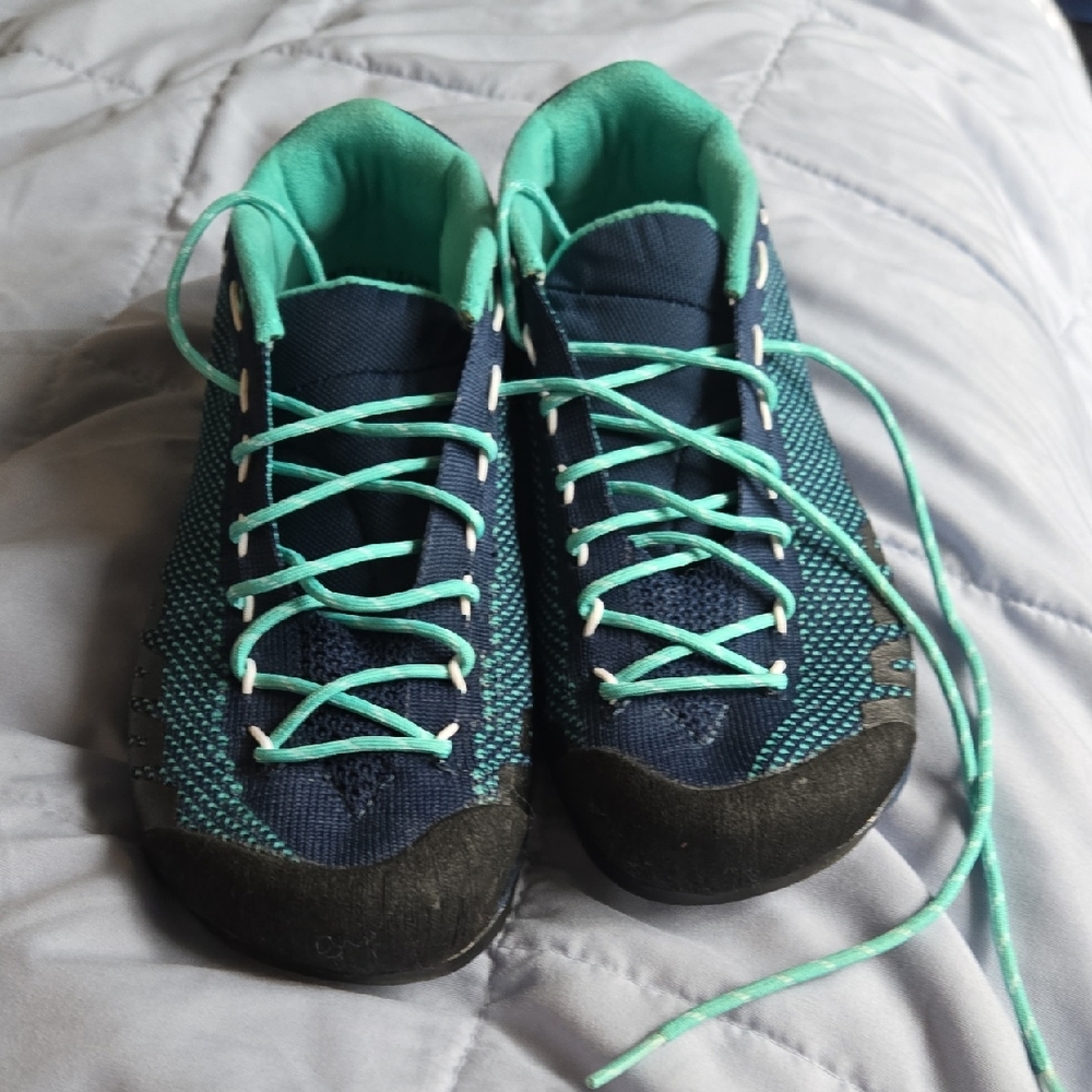 La Sportive Teal and Navy Athletic Shoes